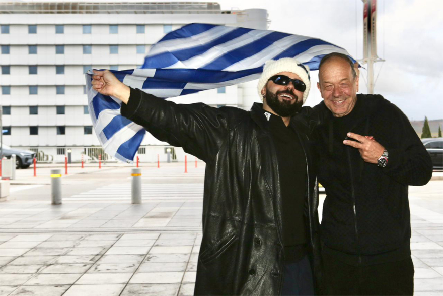 Eurovision 2026: Με την ελληνική σημαία στα χέρια ο Ακύλας, αναχώρησε για Βιέννη η ελληνική αποστολή