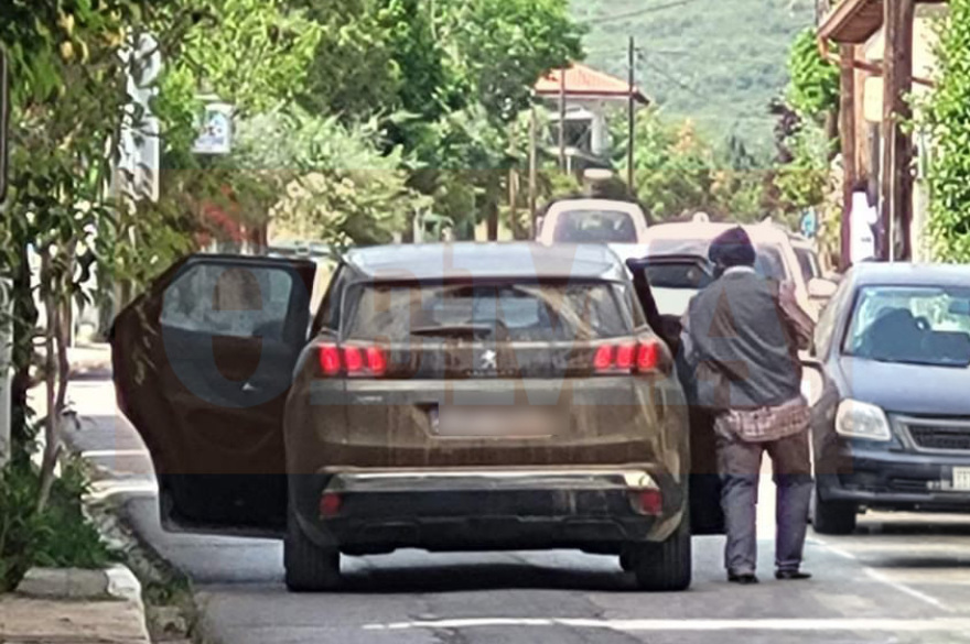 Κάτω Τιθορέα: Η στιγμή που οι δράστες της ληστείας στην τράπεζα φεύγουν και τους πέφτουν τα χρήματα, δείτε φωτογραφίες