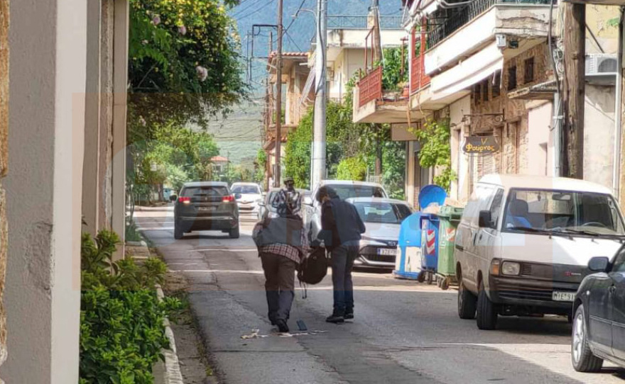 Κάτω Τιθορέα: Η στιγμή που οι δράστες της ληστείας στην τράπεζα φεύγουν και τους πέφτουν τα χρήματα, δείτε φωτογραφίες