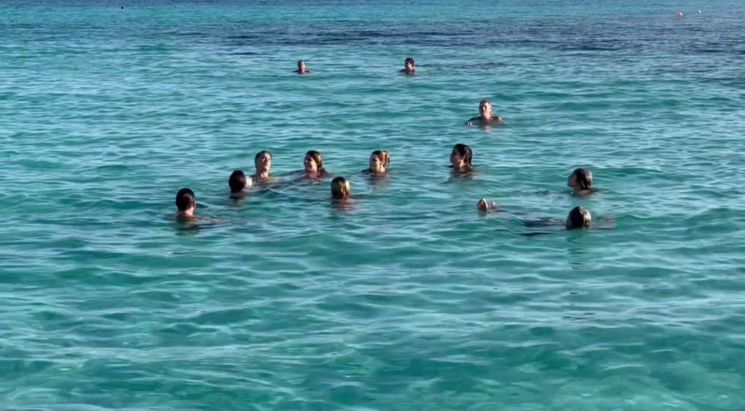 Η Πάρος έχει μπει σε γαμήλιους ρυθμούς για την Αθηνά Οικονομάκου και τον Μπρούνο Τσερέλα.
