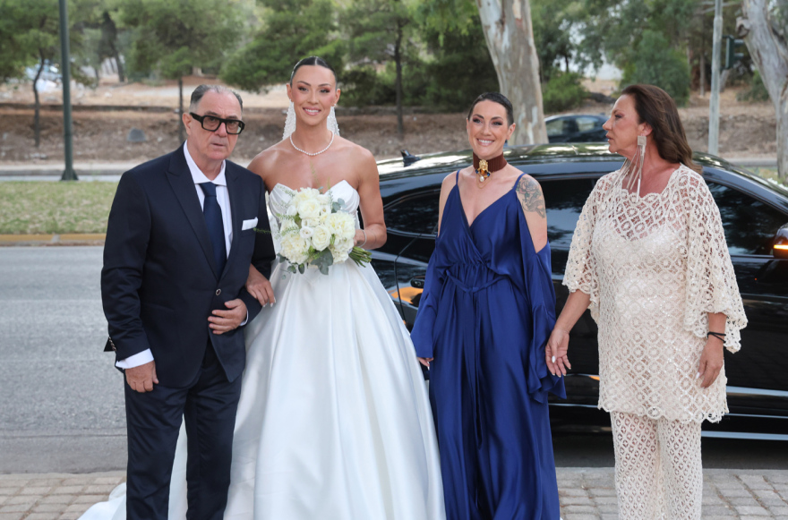 Δώρα Παντέλη: Ο πρώτος χορός με τον σύζυγό της, το τσιφτετέλι της στη δεξίωση του γάμου της και το φόρεμα που έβαλε μετά το μυστήριο