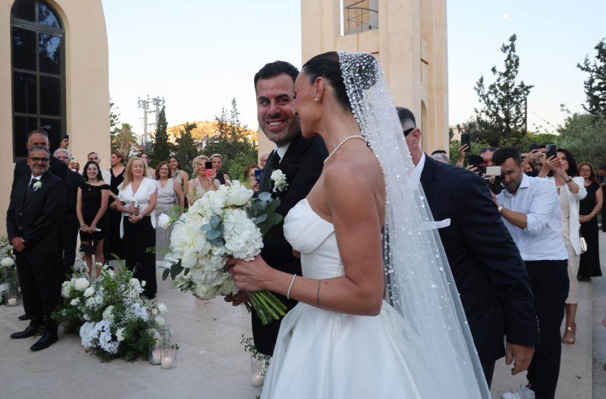 Δώρα Παντέλη: Ο πρώτος χορός με τον σύζυγό της, το τσιφτετέλι της στη δεξίωση του γάμου της και το φόρεμα που έβαλε μετά το μυστήριο