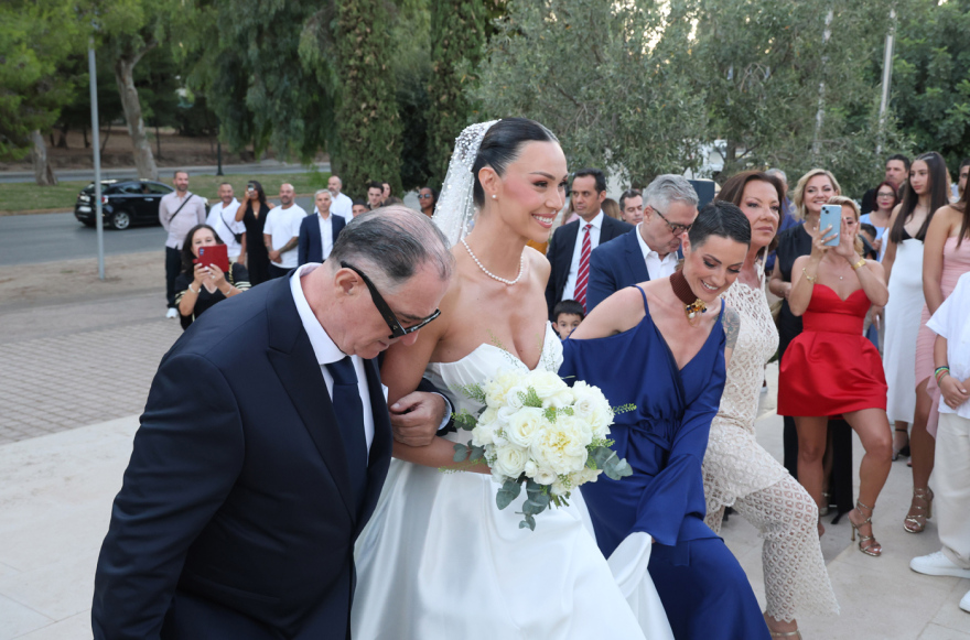 Δώρα Παντέλη: Ο πρώτος χορός με τον σύζυγό της, το τσιφτετέλι της στη δεξίωση του γάμου της και το φόρεμα που έβαλε μετά το μυστήριο