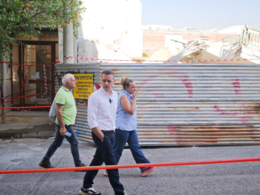 Αναζητείται λύση μέσω Airbnb για τους κατοίκους του κτιρίου που κατέρρευσε στα Πετράλωνα, έχει εκκενωθεί και η διπλανή πολυκατοικία