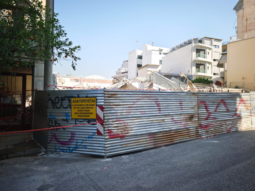 Αναζητείται λύση μέσω Airbnb για τους κατοίκους του κτιρίου που κατέρρευσε στα Πετράλωνα, έχει εκκενωθεί και η διπλανή πολυκατοικία