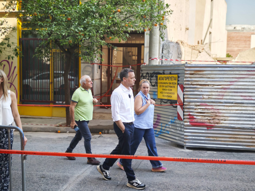 Αναζητείται λύση μέσω Airbnb για τους κατοίκους του κτιρίου που κατέρρευσε στα Πετράλωνα, έχει εκκενωθεί και η διπλανή πολυκατοικία