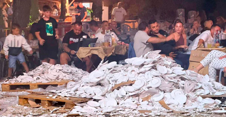 Έφεραν με κλαρκ παλέτες με πιάτα σε πανηγύρι στη Ζάκυνθο και τα έσπασαν στην πίστα, δείτε εικόνες και βίντεο