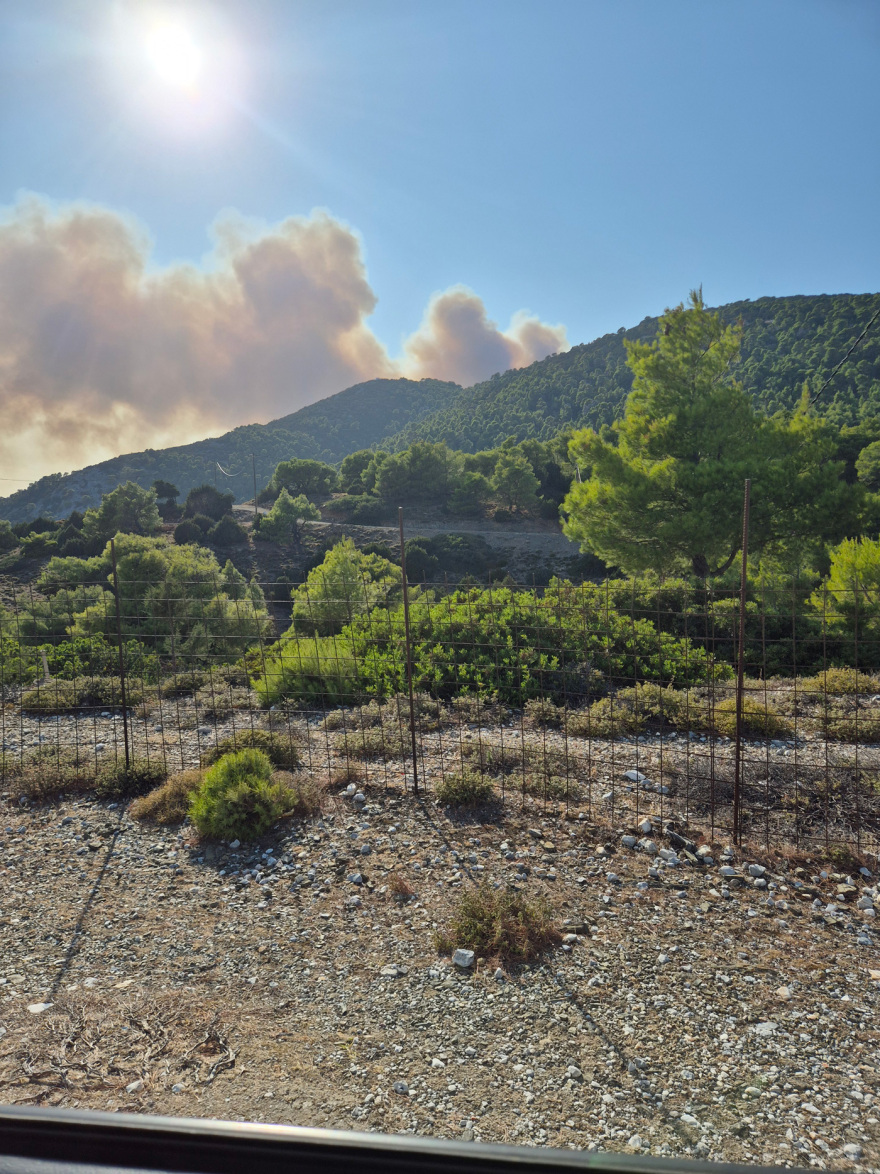 Σε δύο μέτωπα η μάχη με τη φωτιά στη Σκύρο, ρίψεις νερού από 7 αεροσκάφη και 5 ελικόπτερα, από το μεσημέρι η εξασθένηση των ανέμων