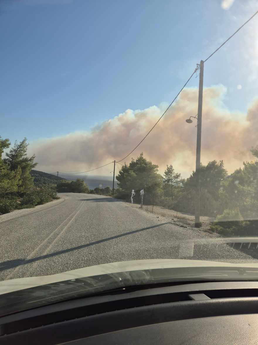 Σε δύο μέτωπα η μάχη με τη φωτιά στη Σκύρο, ρίψεις νερού από 7 αεροσκάφη και 5 ελικόπτερα, από το μεσημέρι η εξασθένηση των ανέμων