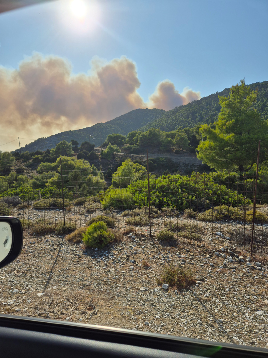 Σε δύο μέτωπα η μάχη με τη φωτιά στη Σκύρο, ρίψεις νερού από 7 αεροσκάφη και 5 ελικόπτερα, από το μεσημέρι η εξασθένηση των ανέμων