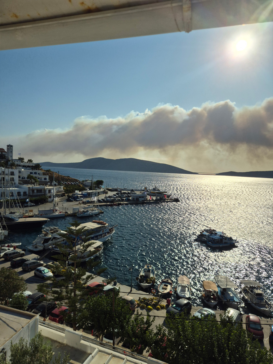 Σε δύο μέτωπα η μάχη με τη φωτιά στη Σκύρο, ρίψεις νερού από 7 αεροσκάφη και 5 ελικόπτερα, από το μεσημέρι η εξασθένηση των ανέμων