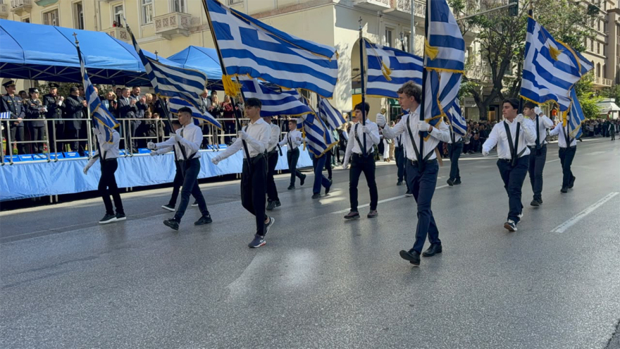 Θεσσαλονίκη: Σε εξέλιξη η παρέλαση από 22 δημόσια και ιδιωτικά σχολεία της πόλης, δείτε βίντεο