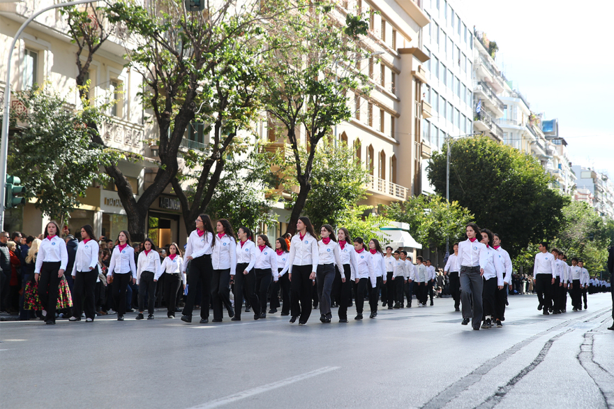 Θεσσαλονίκη: Σε εξέλιξη η παρέλαση από 22 δημόσια και ιδιωτικά σχολεία της πόλης, δείτε βίντεο