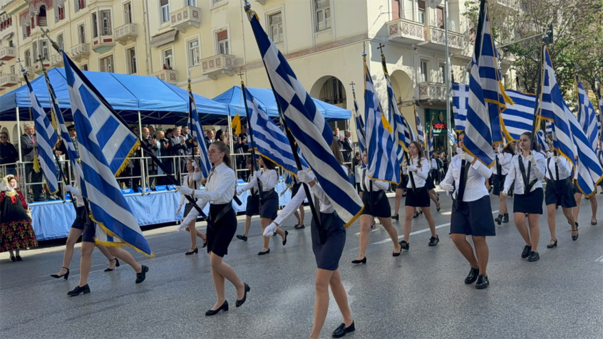 Θεσσαλονίκη: Σε εξέλιξη η παρέλαση από 22 δημόσια και ιδιωτικά σχολεία της πόλης, δείτε βίντεο