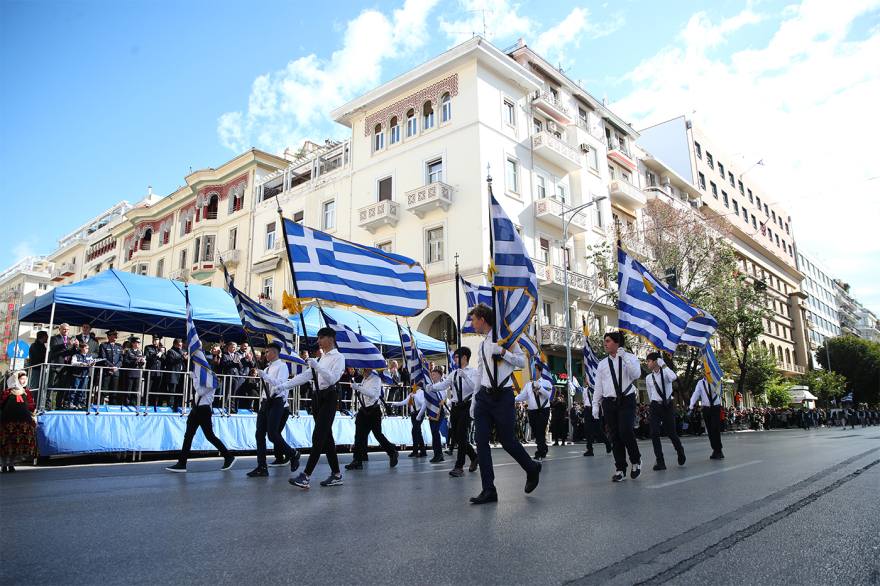 Θεσσαλονίκη: Σε εξέλιξη η παρέλαση από 22 δημόσια και ιδιωτικά σχολεία της πόλης, δείτε βίντεο